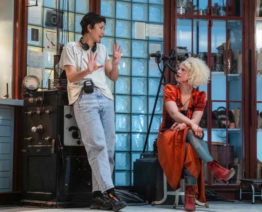 Maggie Gyllenhaal und Jessie Buckley am Set (© Niko Tavernise)